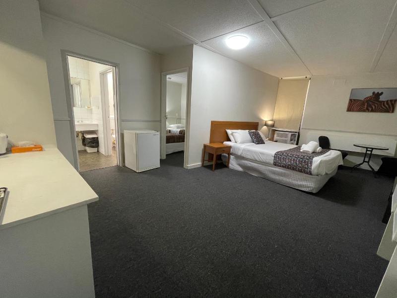 Parkside Inn Motel image