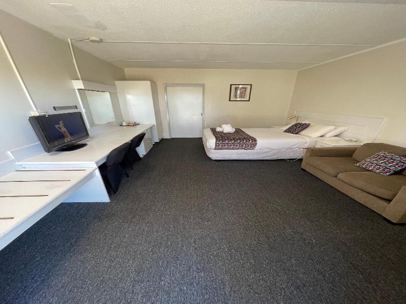 Parkside Inn Motel image