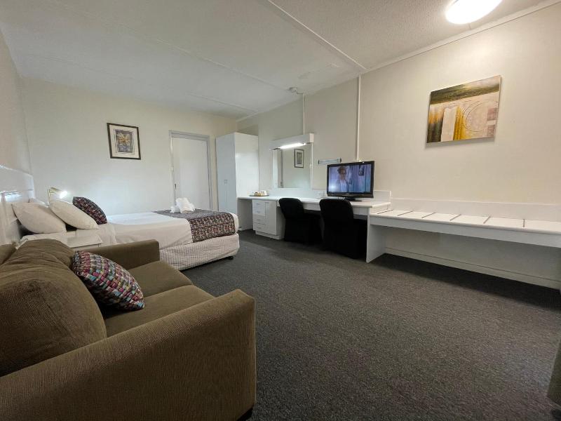 Parkside Inn Motel image