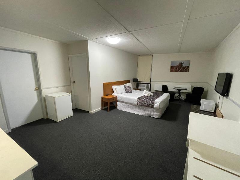 Parkside Inn Motel image