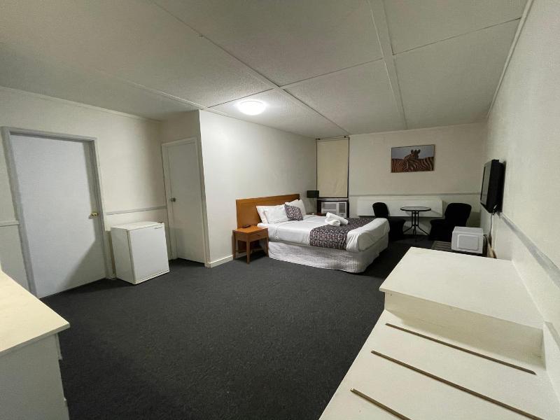 Parkside Inn Motel image