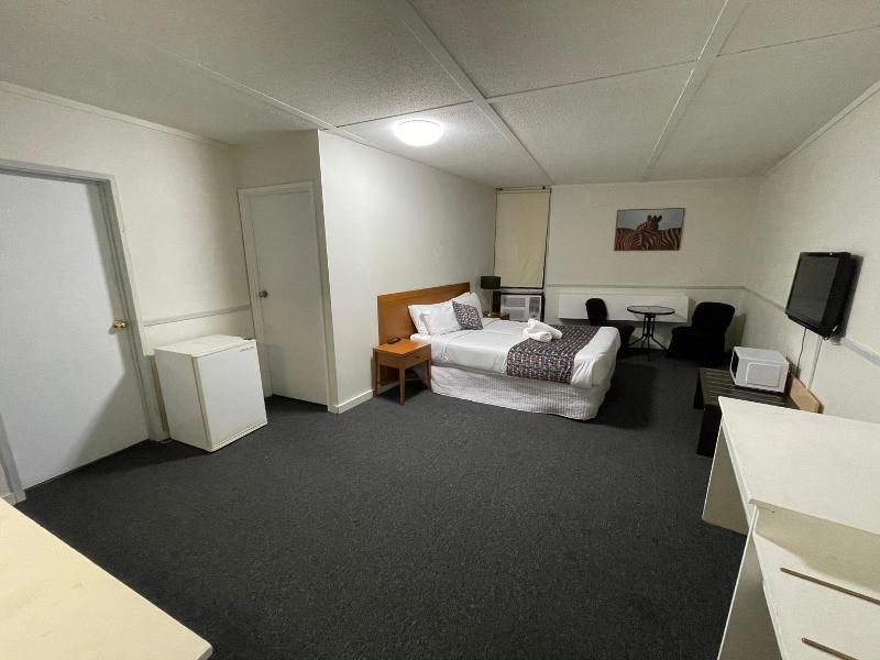 Parkside Inn Motel image