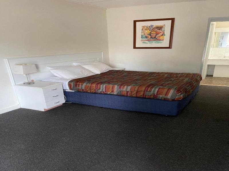 Parkside Inn Motel image