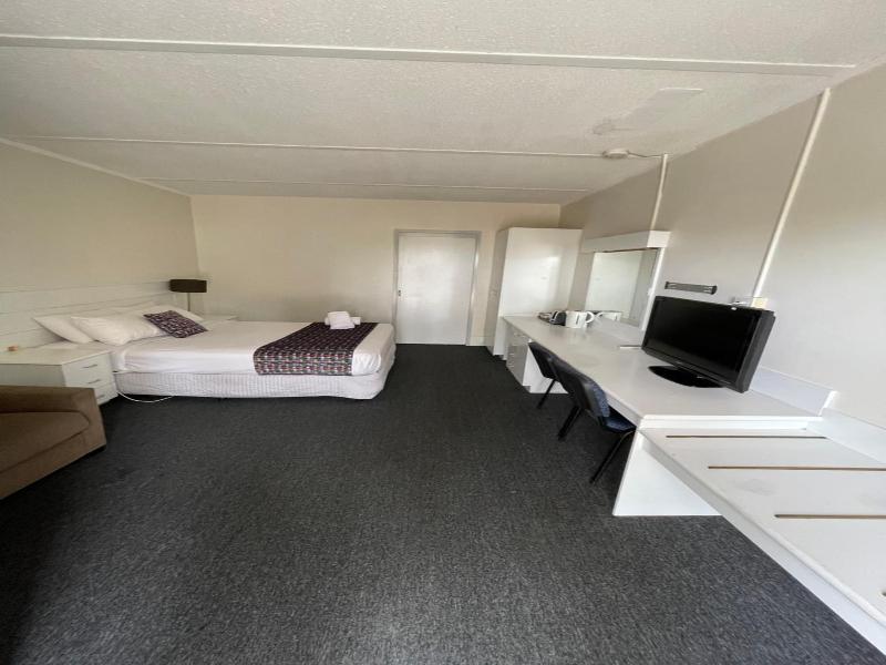 Parkside Inn Motel image