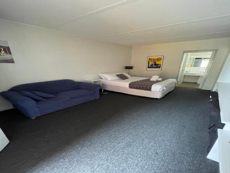Parkside Inn Motel image