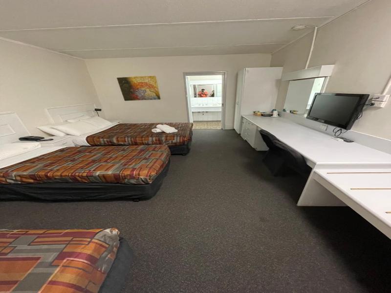 Parkside Inn Motel image