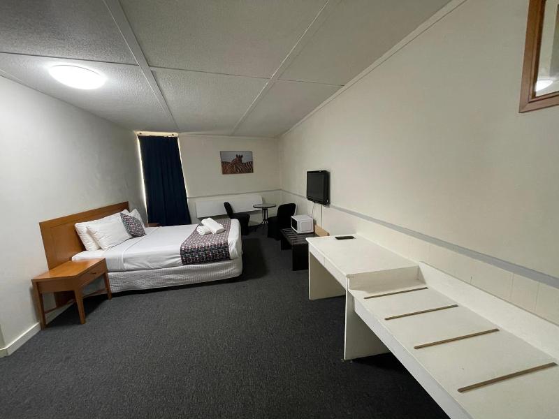Parkside Inn Motel image