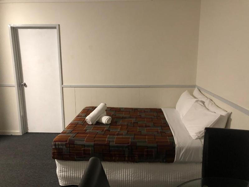 Parkside Inn Motel image