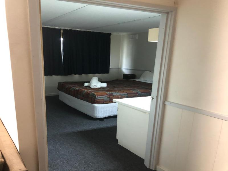 Parkside Inn Motel image