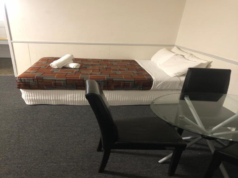 Parkside Inn Motel image