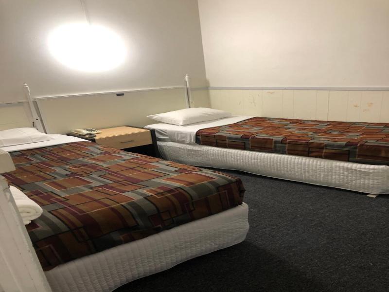 Parkside Inn Motel image