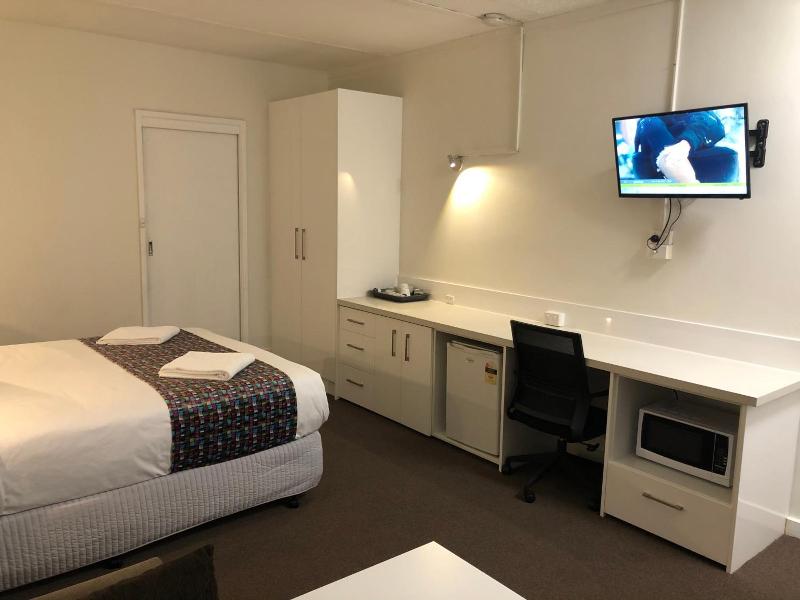 Parkside Inn Motel image