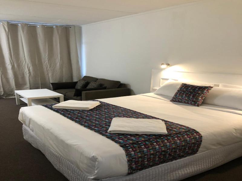 Parkside Inn Motel image