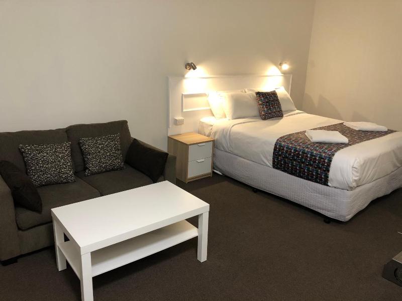 Parkside Inn Motel image