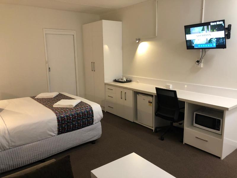 Parkside Inn Motel image