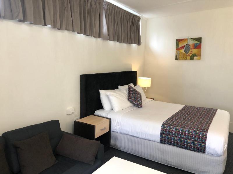 Parkside Inn Motel image