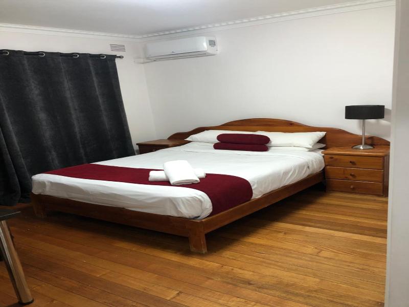 Parkside Inn Motel image