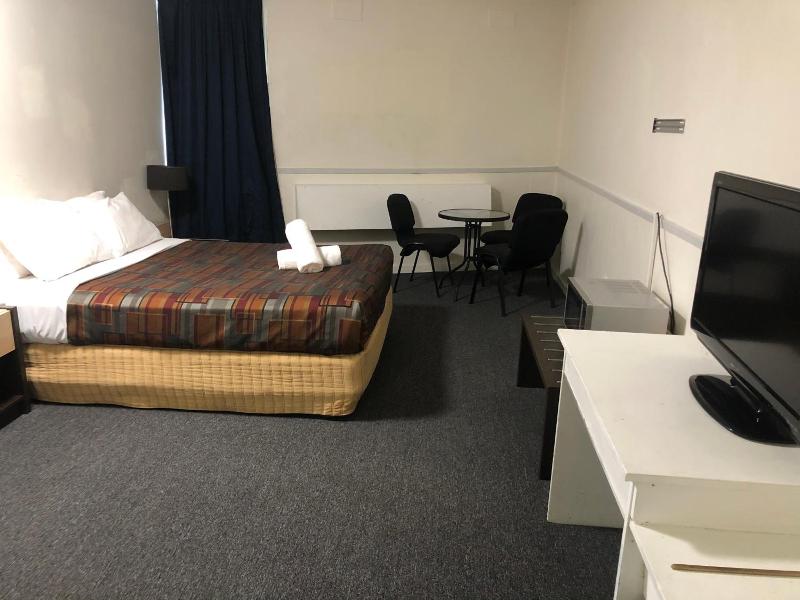 Parkside Inn Motel image