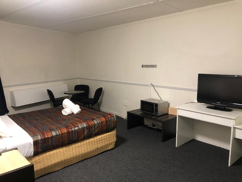 Parkside Inn Motel image