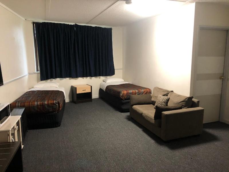 Parkside Inn Motel image