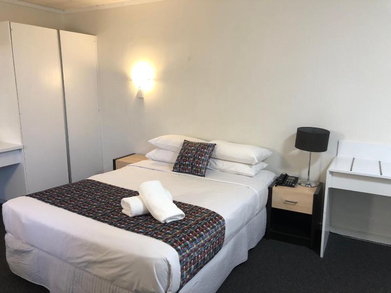 Parkside Inn Motel image