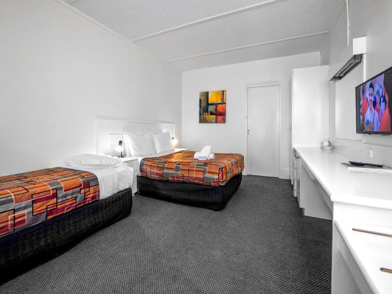 Parkside Inn Motel image