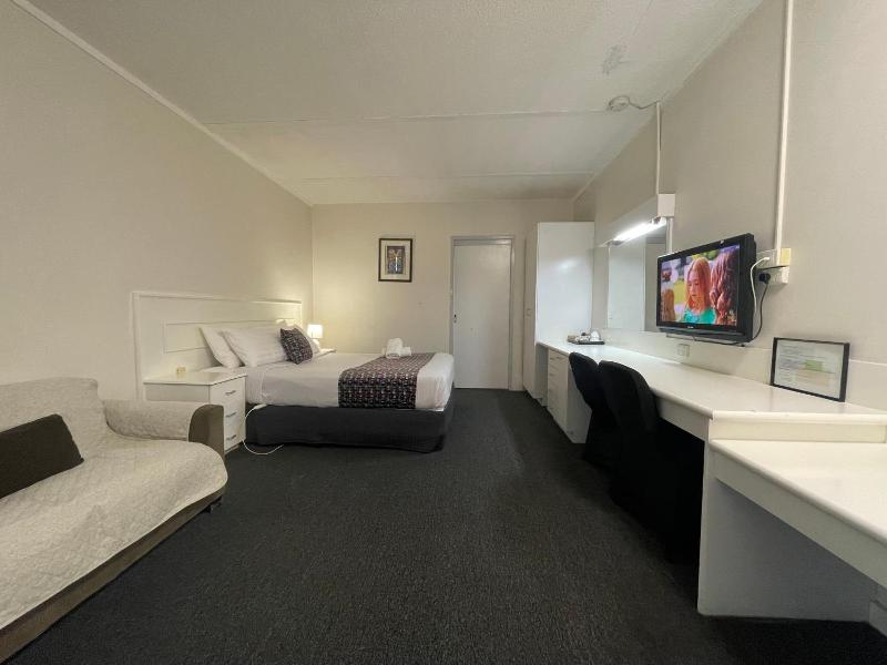 Parkside Inn Motel image