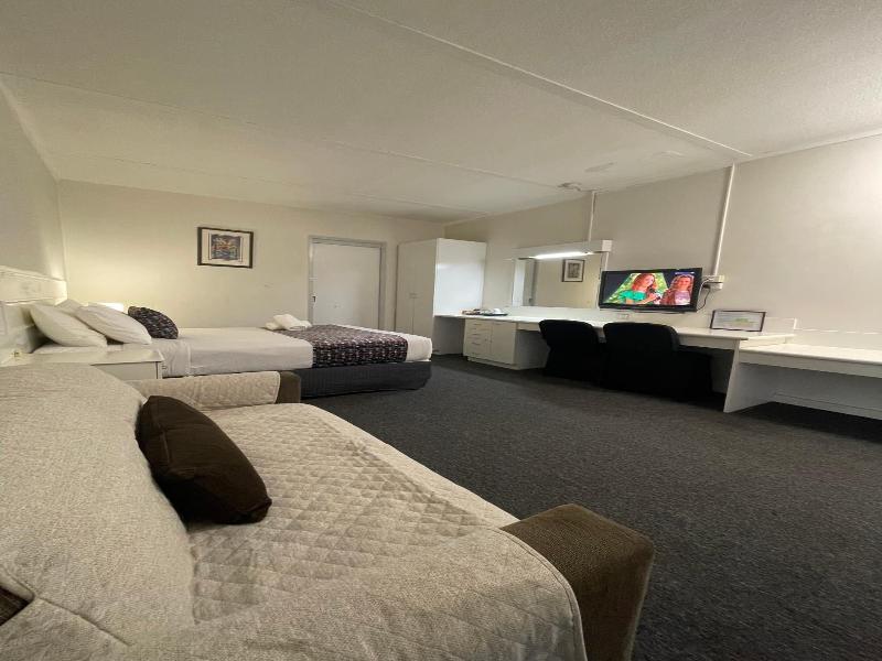 Parkside Inn Motel image