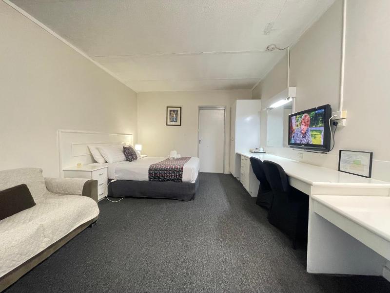 Parkside Inn Motel image