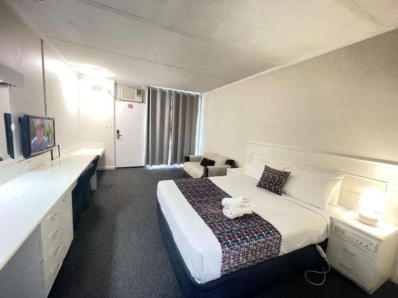 Parkside Inn Motel image