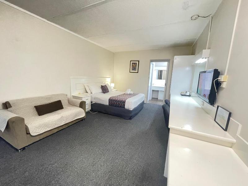Parkside Inn Motel image