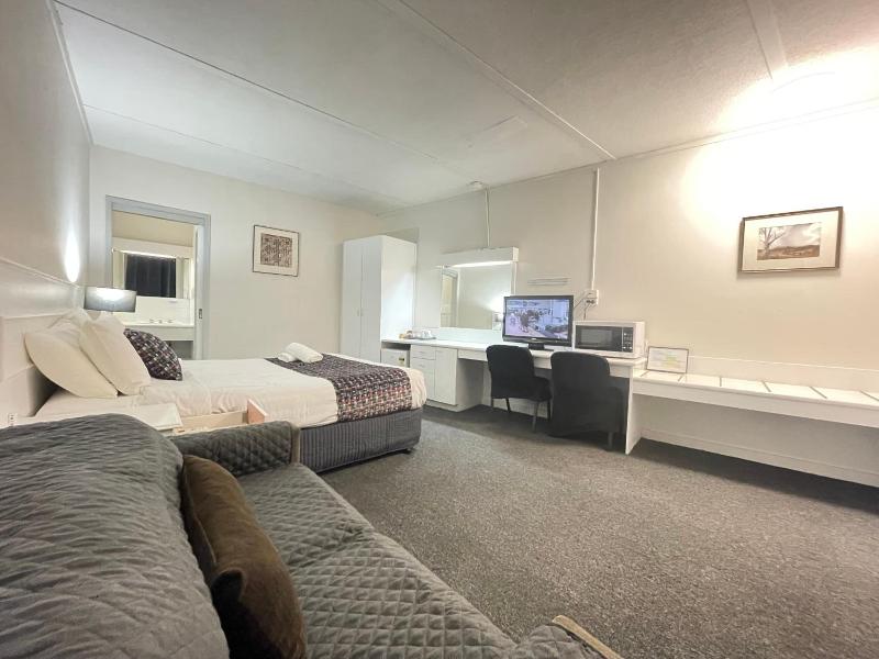Parkside Inn Motel image