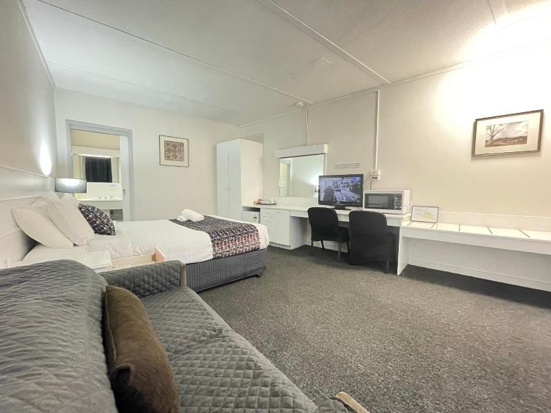 Parkside Inn Motel image