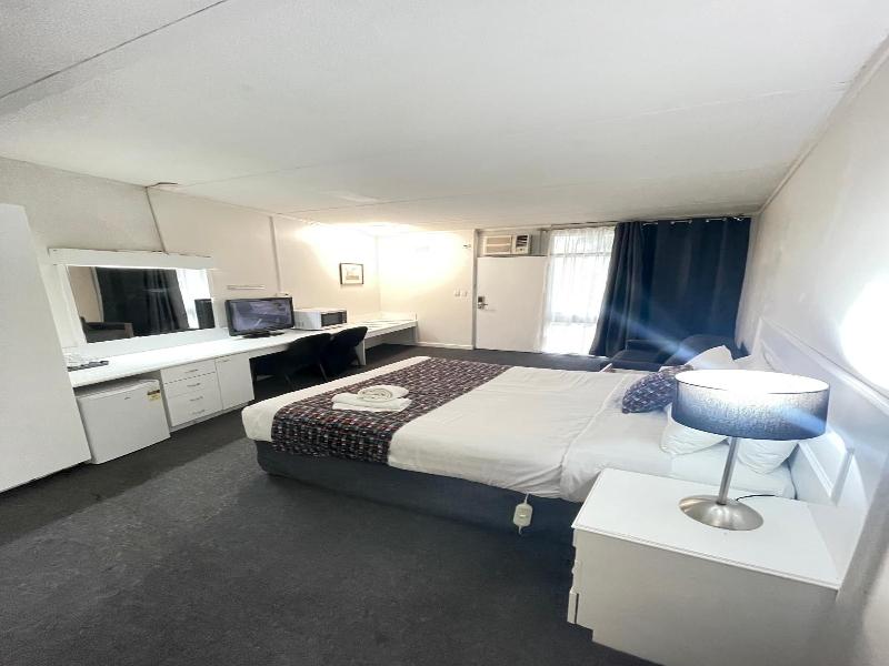 Parkside Inn Motel image