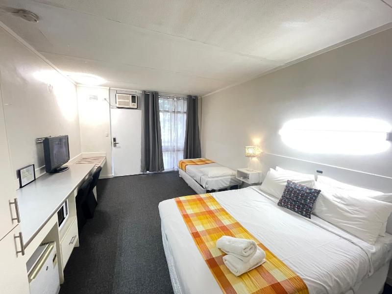 Parkside Inn Motel image