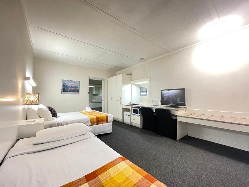 Parkside Inn Motel image