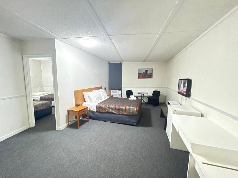 Parkside Inn Motel image