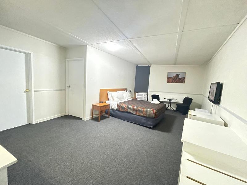 Parkside Inn Motel image