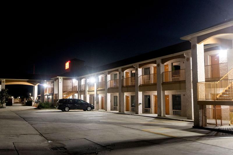 Magnolia Inn And Suites image