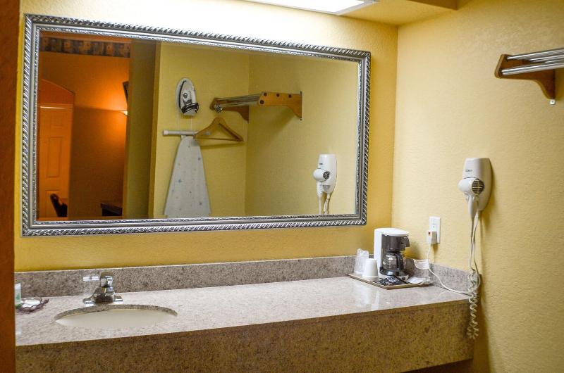 Magnolia Inn And Suites image