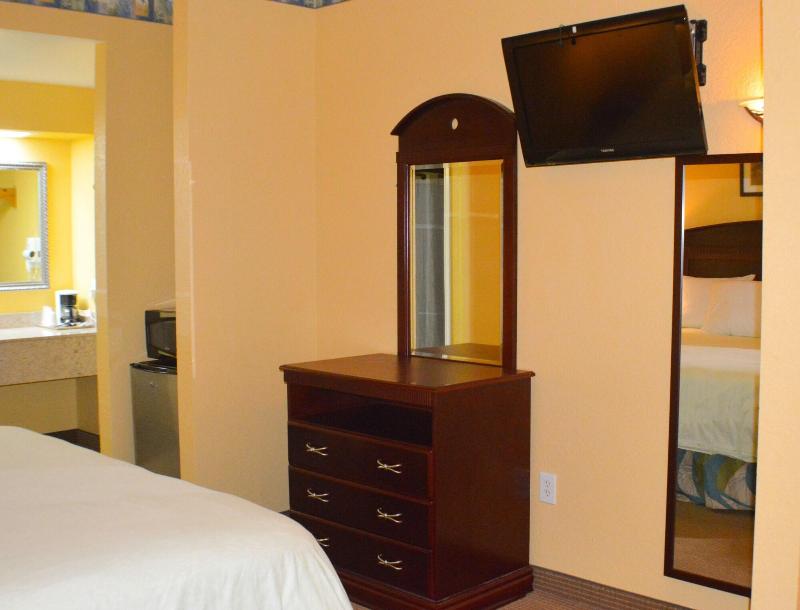 Magnolia Inn And Suites image