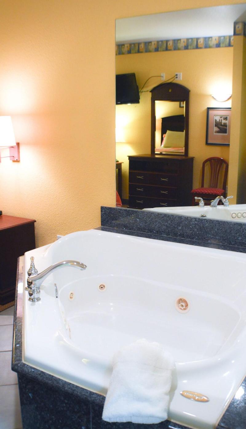 Magnolia Inn And Suites image