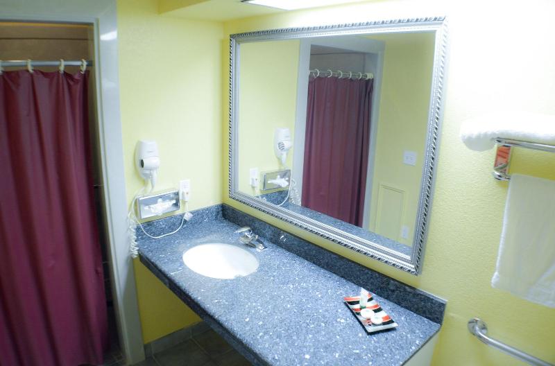 Magnolia Inn And Suites image