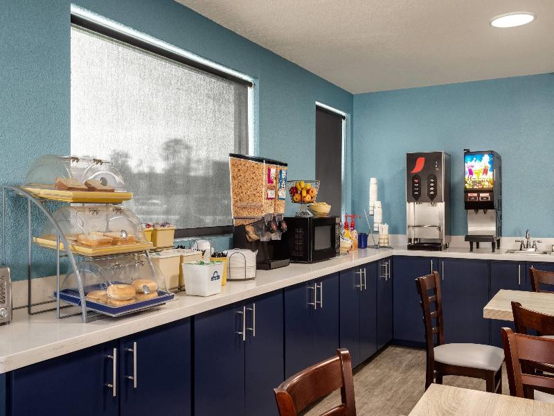 Days Inn By Wyndham Apopka/Orlando image