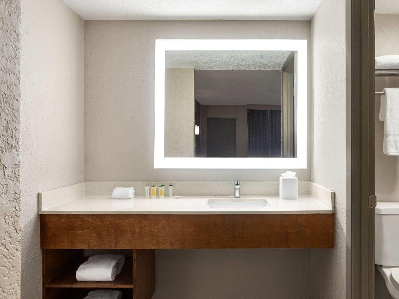 Days Inn By Wyndham Apopka/Orlando image