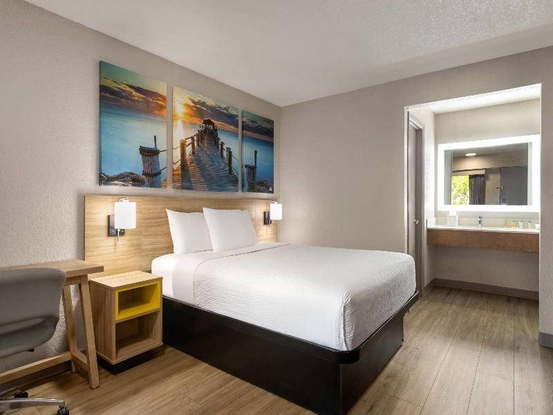 Days Inn By Wyndham Apopka/Orlando image
