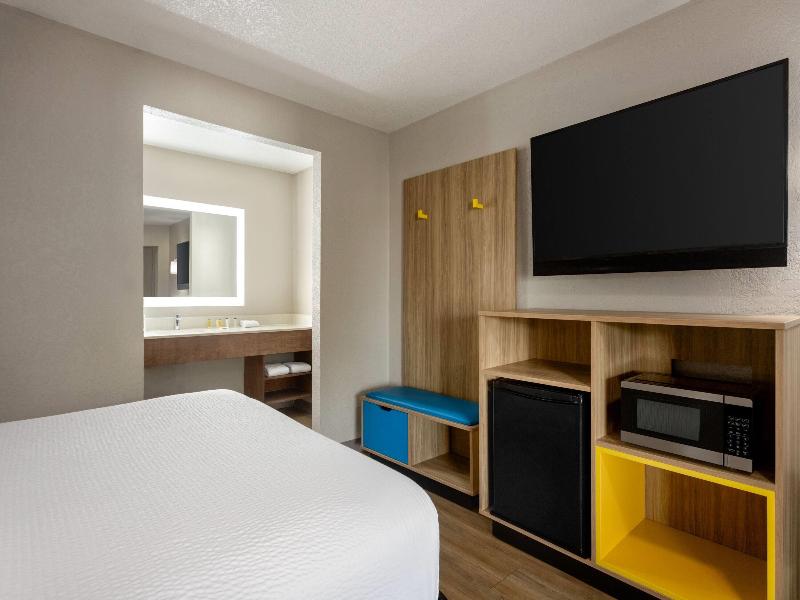 Days Inn By Wyndham Apopka/Orlando image