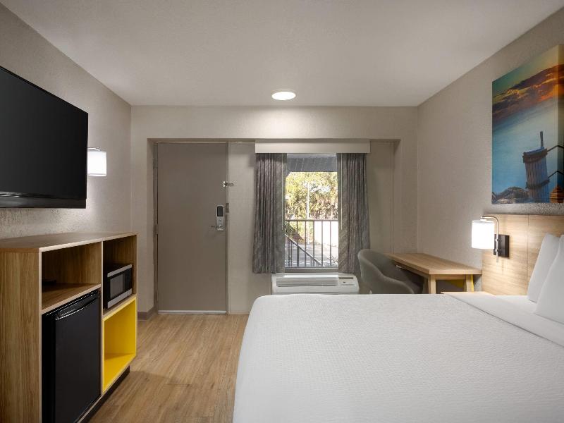 Days Inn By Wyndham Apopka/Orlando image