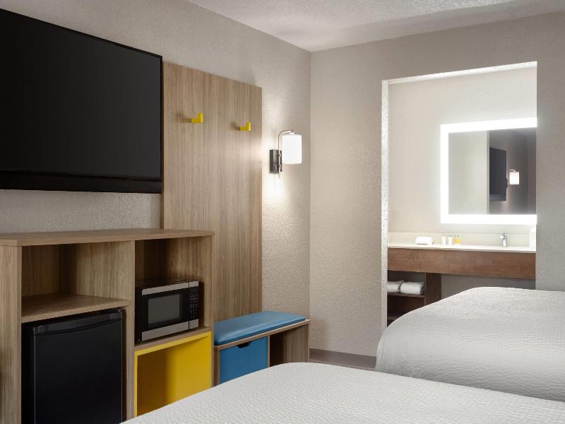 Days Inn By Wyndham Apopka/Orlando image
