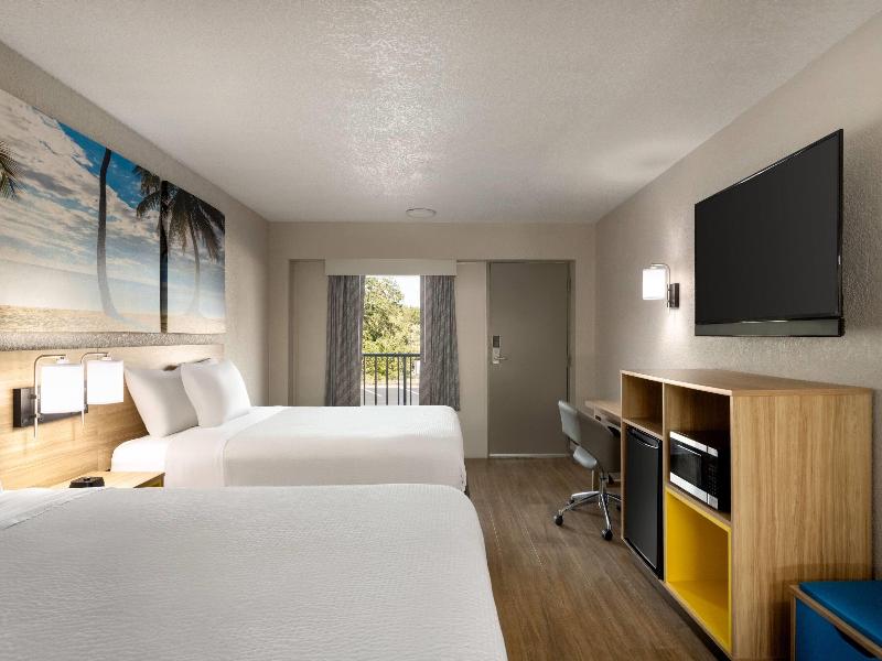 Days Inn By Wyndham Apopka/Orlando image